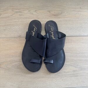 Free people Black leather Toe strap sandals